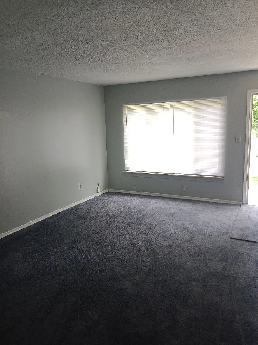 3 bed, 1000 sqft, $1,200 — Photo 2