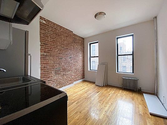 2nd image of 222 E 85th St APT 4r