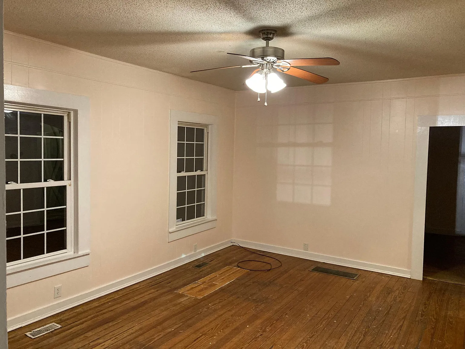 2 bed, 1052 sqft, $995 — Photo 2
