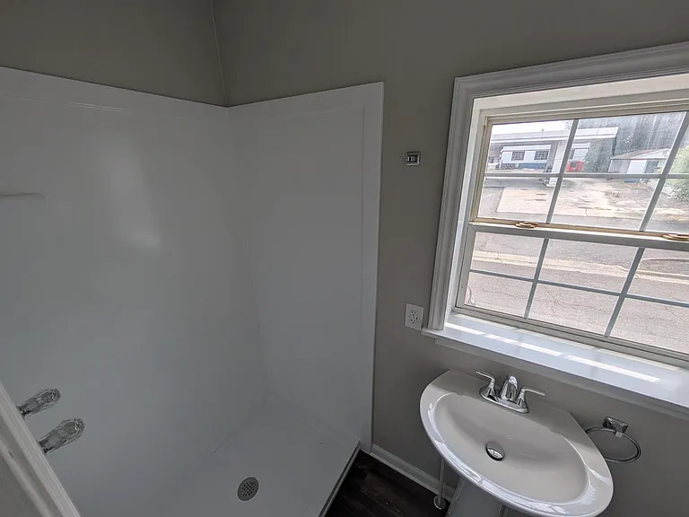 305 N 4th St #4 — Photo 6