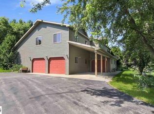 860 Glastonbury Cir, Traverse City, MI 49696