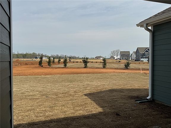 4th image of 554 Hydrangea St