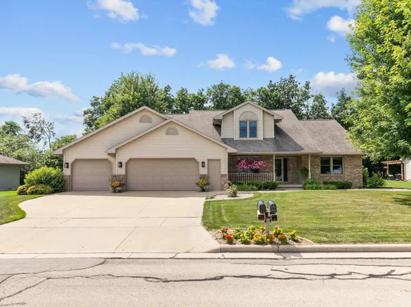 1509 Meadowbreeze Cir, Neenah, WI 54956