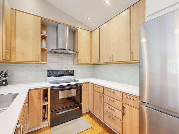 3rd image of 2725 Garden Dr