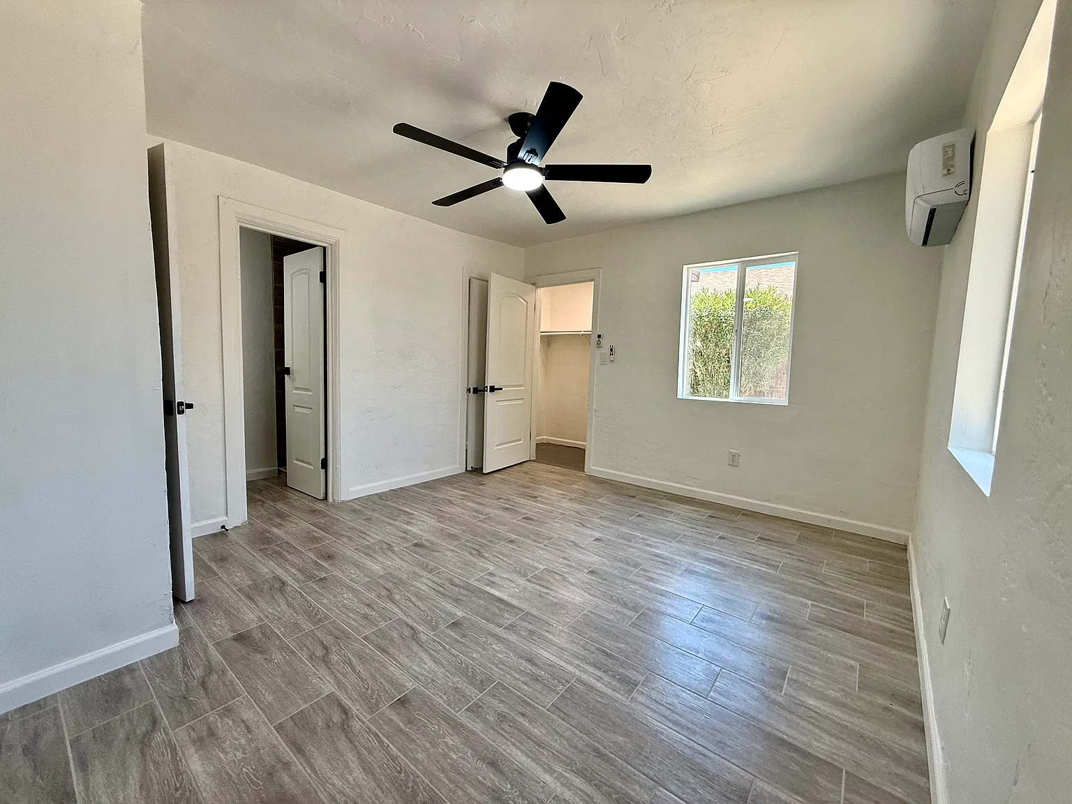 2614 N Balboa Ave — Photo 2