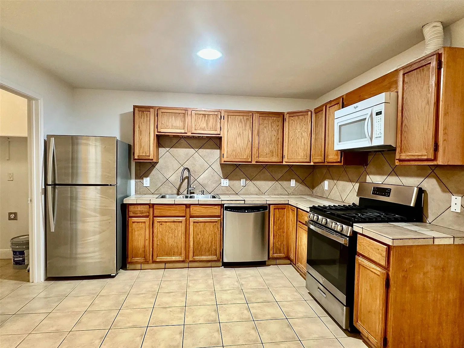 3 bed, 2.0 bath, 1200 sqft, $1,400 — Photo 4