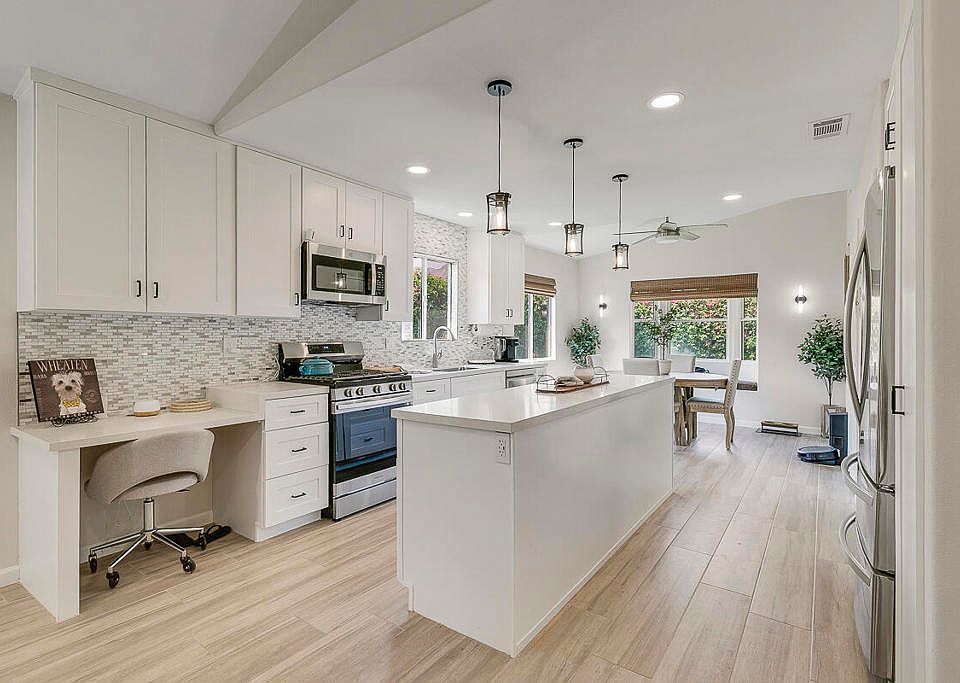 1st image of 52200 Avenida Velasco