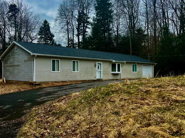 5134 Renaissance Ln, Tobyhanna, PA 18466