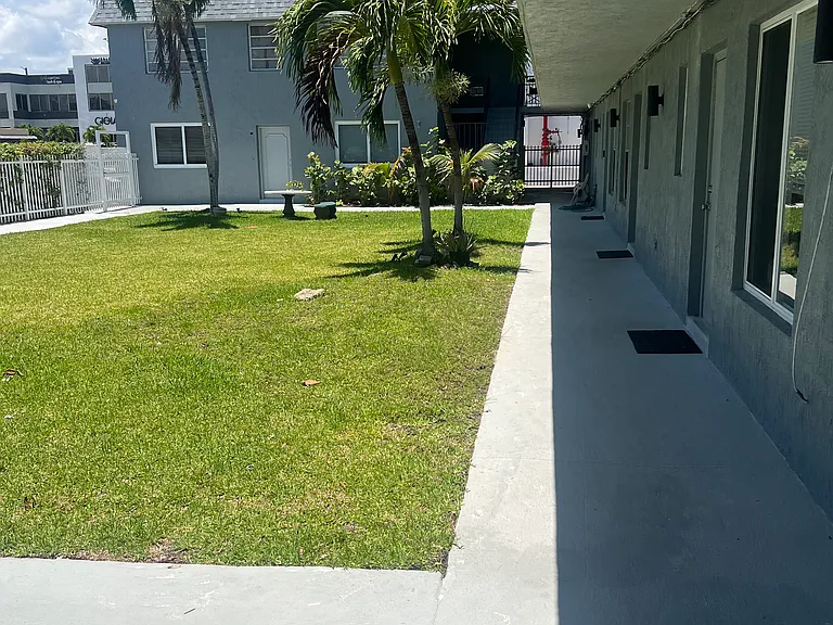 615 NE 8th St #10 — Photo 1