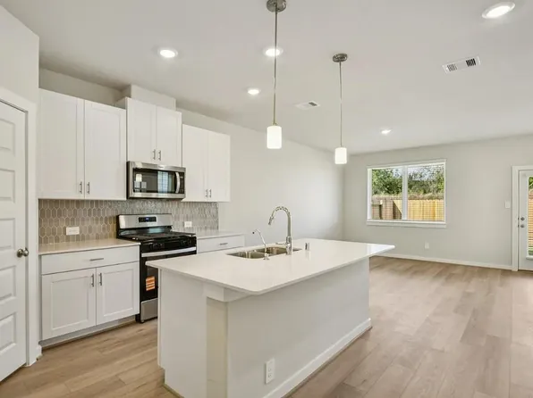 622 Sand Dollar Dr, Kemah, TX 77565