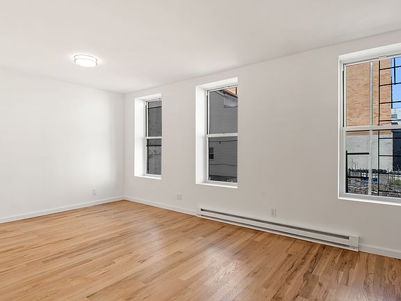 2nd image of 811 Courtlandt Ave #4