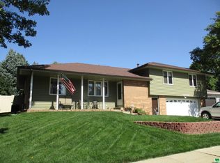 6009 Four Seasons Dr, Sioux City, IA 51106