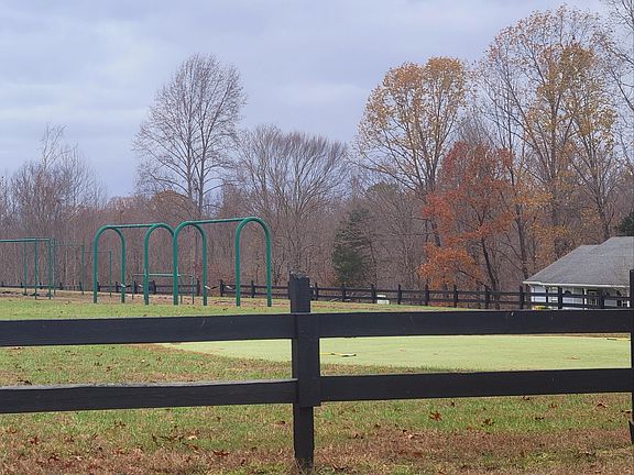 3rd image of 118 Parks Ridge Rd