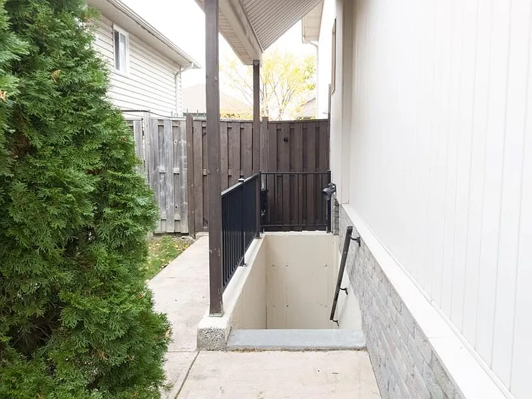 4694 Helsinki Cres #LOWER — Photo 2