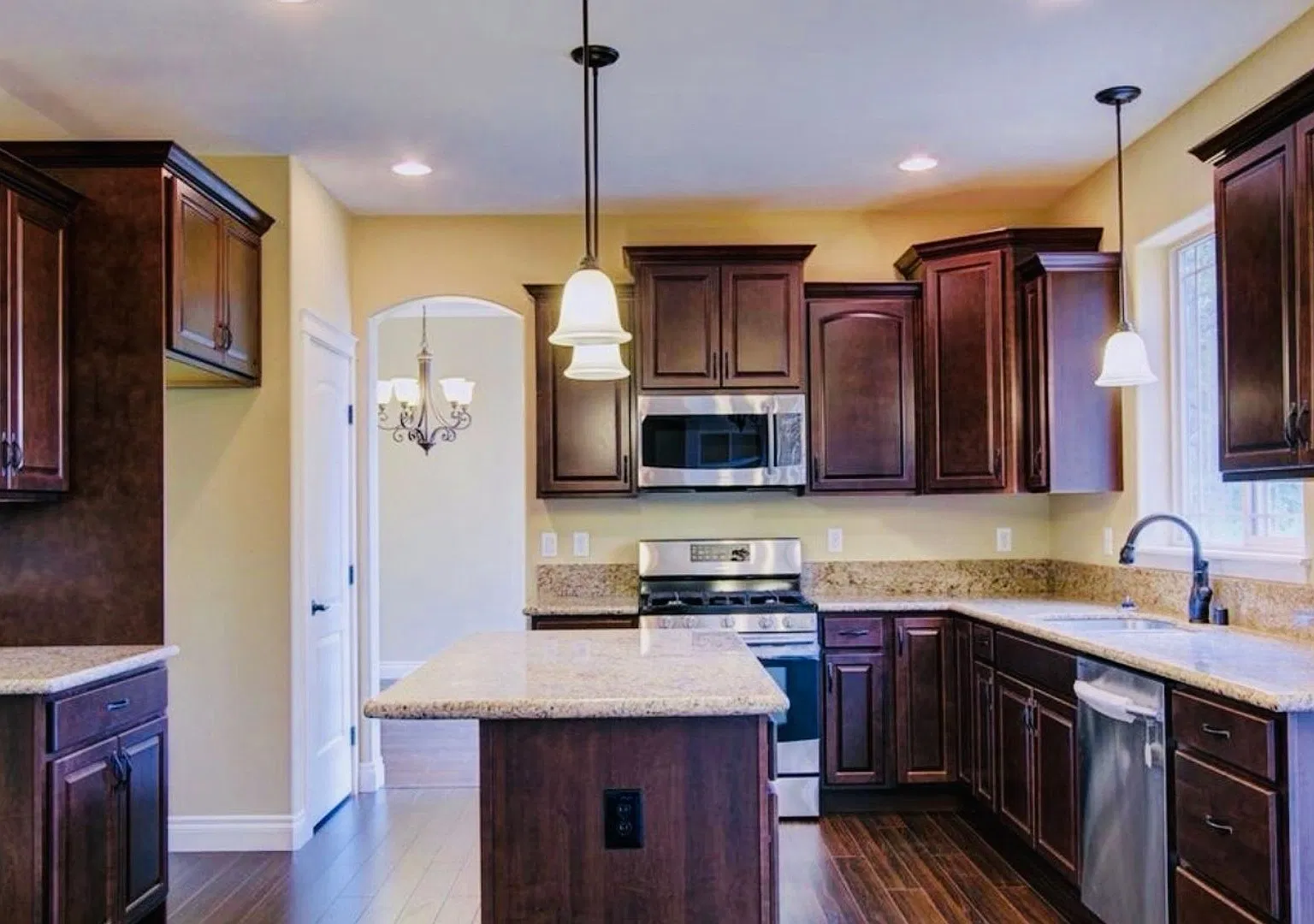 Beautiful & Modern, Warm & Cozy 4 bed 3 bath heated garage home! — Photo 3