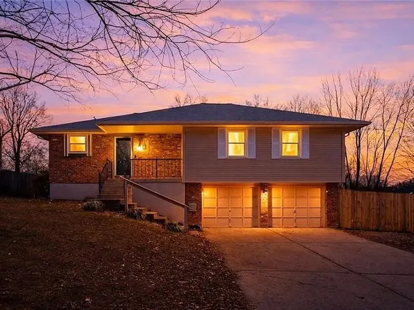 310 SE Shamrock Ln, Blue Springs, MO 64014