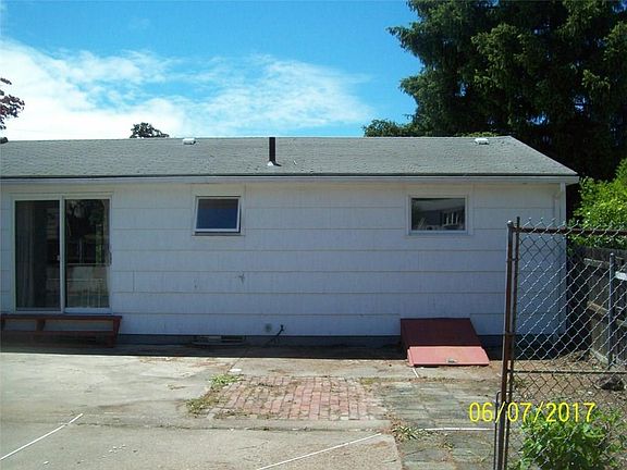 4th image of 180 Woodland Ave