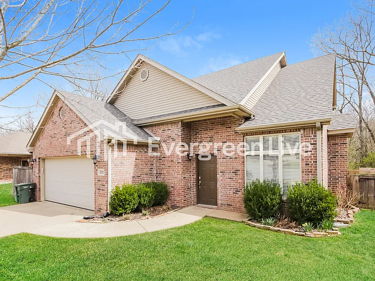 252 S Tamarind Cv — Photo 2
