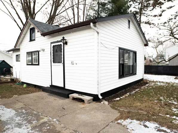 27841 Barrington St, Madison Heights, MI 48071