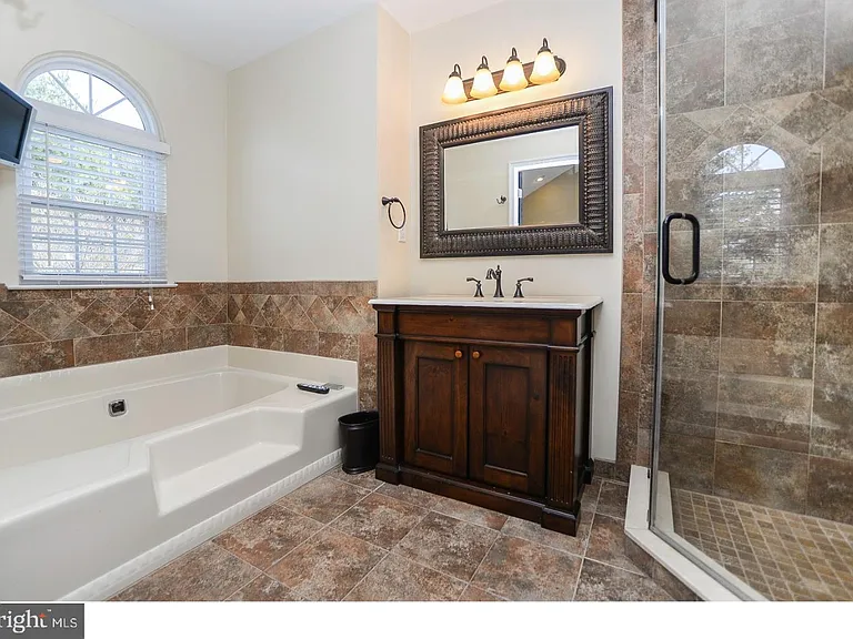 102 Hazelwood Ln — Photo 17