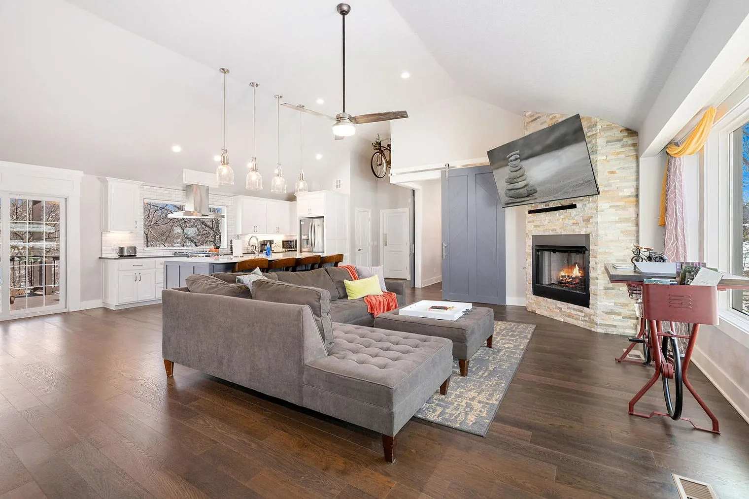 4 bed, 4.0 bath, 4305 sqft, $8,703 — Photo 3