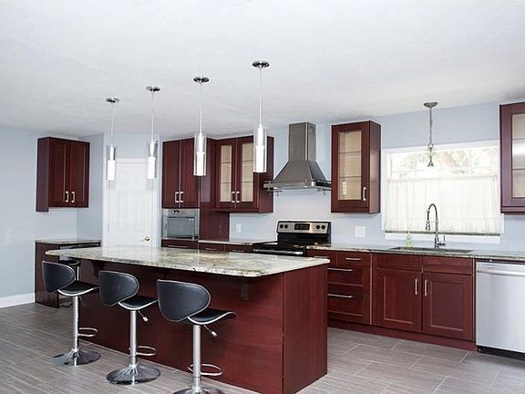 4th image of 511 E Anglewood Dr