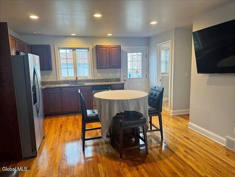 4th image of 1112 Western Avenue #4