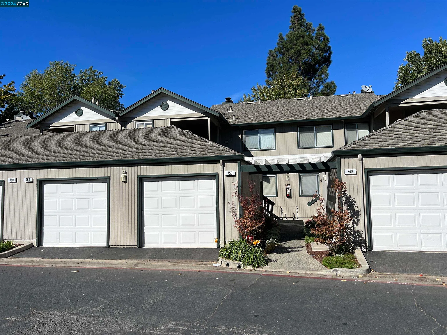 750 Chadwick Ln photo 1