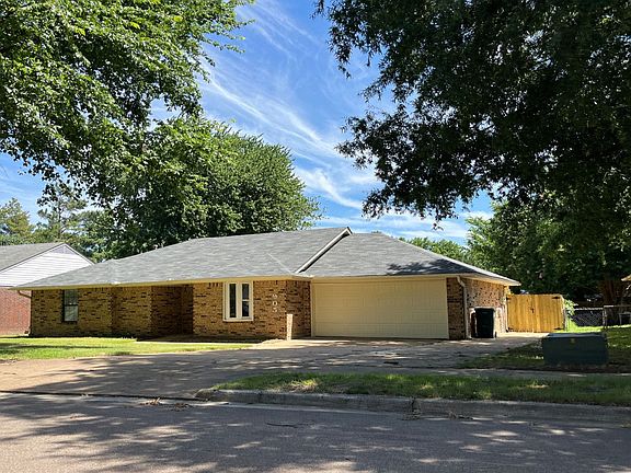 2nd image of 905 Autumn Woods Dr E