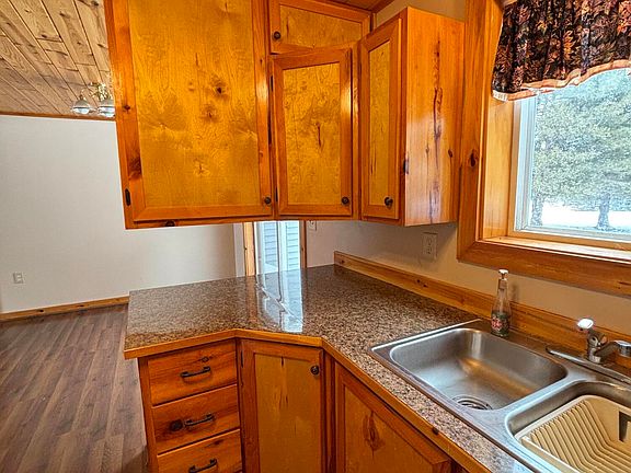 3rd image of 5098 Bamfield Rd