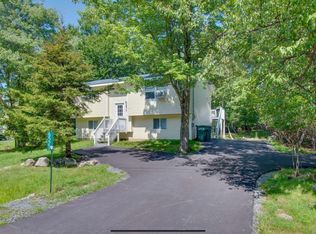 6521 Runnymead Ln, Tobyhanna, PA