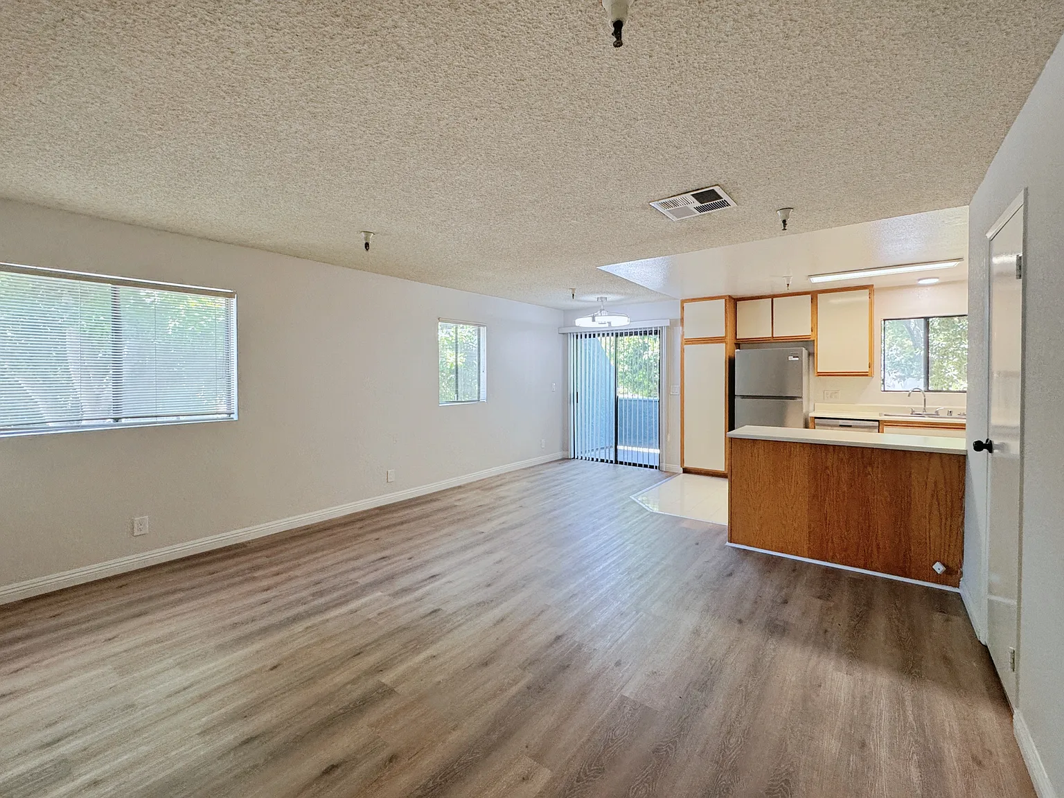 2 bed, 1.5 bath, 950 sqft, $2,695 — Photo 3