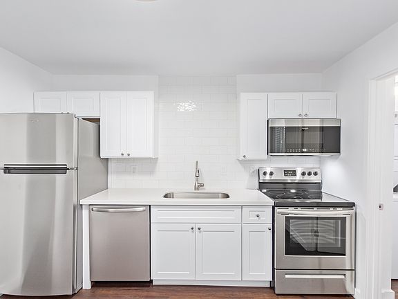 4th image of 312 E Kinderman Dr #9