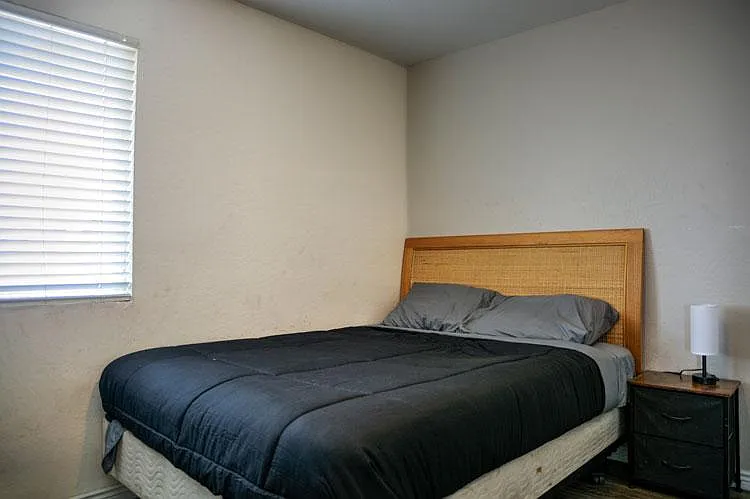 4 bed, 1.0 bath, 700 sqft, $953 — Photo 3