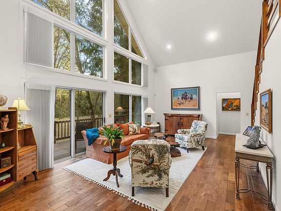 5th image of 780 Pinecrest Dr