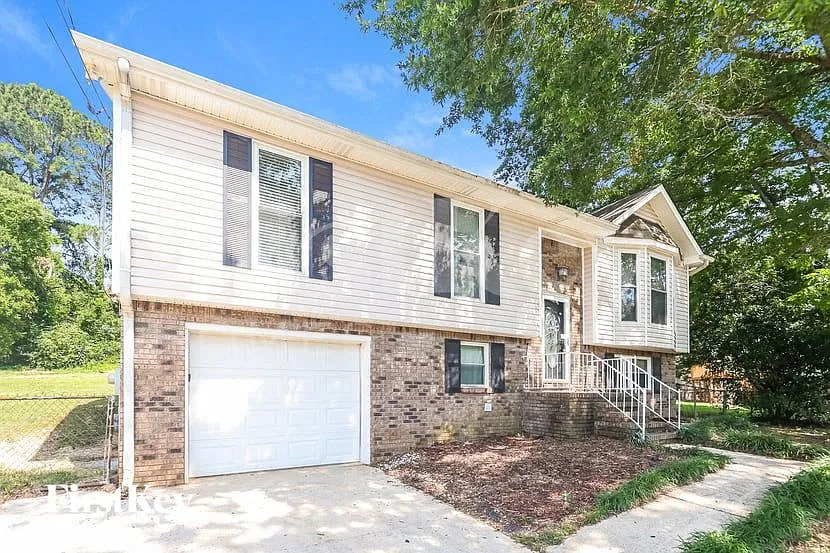 3 bed, 2.0 bath, 1868 sqft, $1,975 — Photo 2