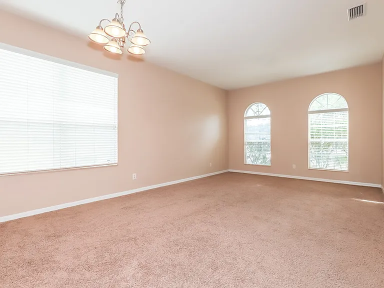 513 9th St NE — Photo 3