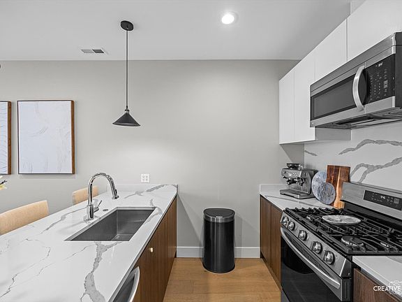 3rd image of 2342 W Adams St #202