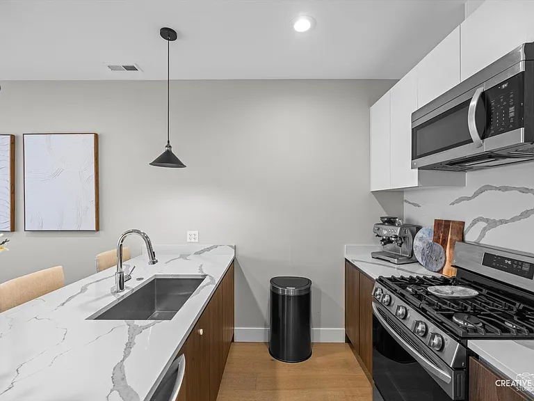 2342 W Adams St #202 — Photo 3