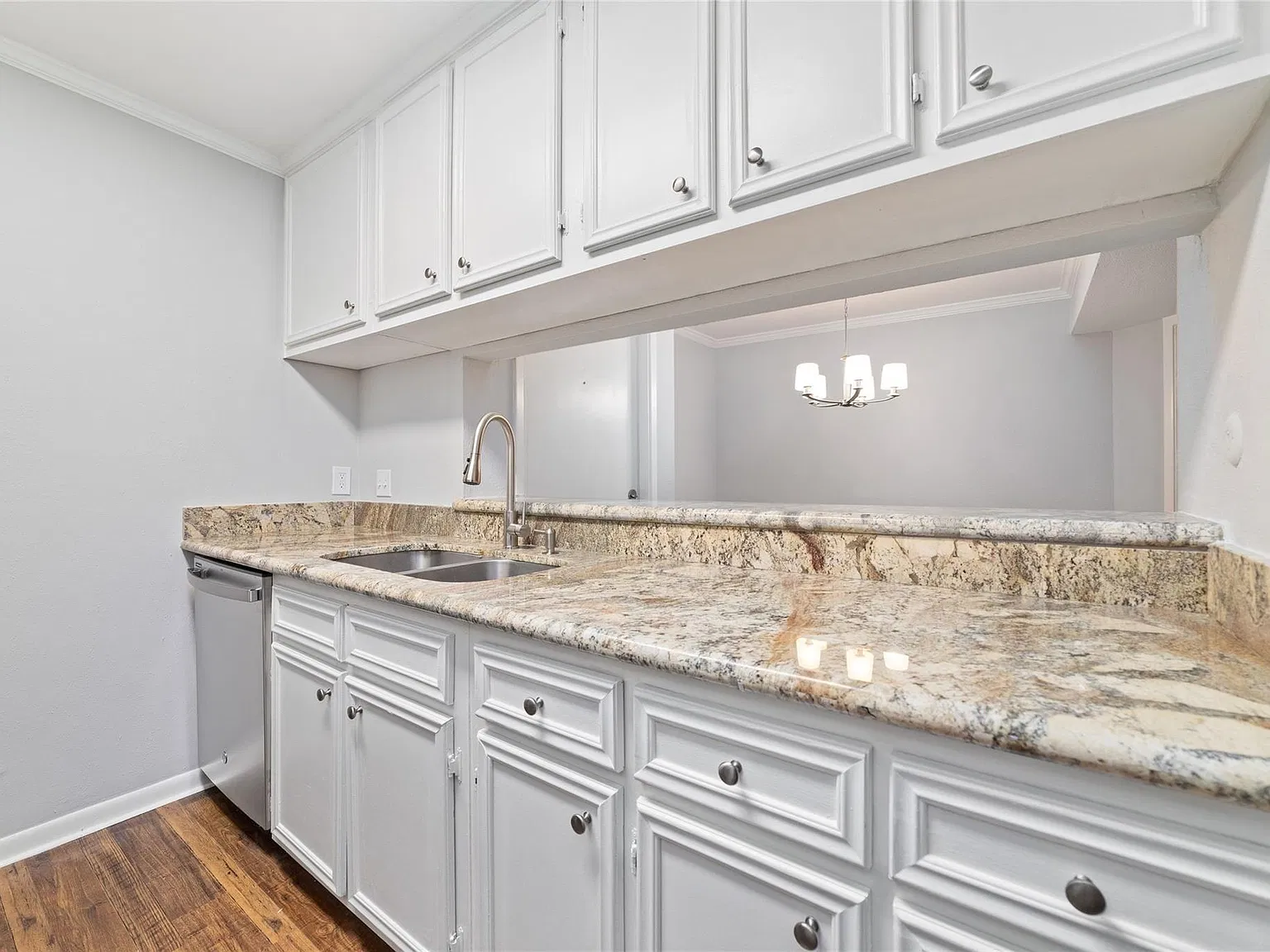 2 bed, 2.0 bath, 1080 sqft, $1,350 — Photo 2