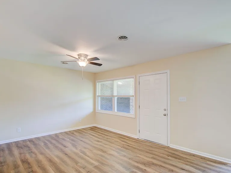 2912 Wesley St — Photo 4