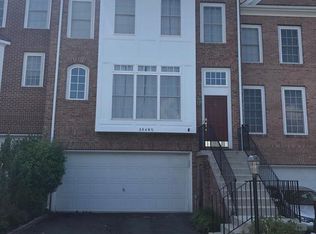 18495 Pineview Sq, Leesburg, VA