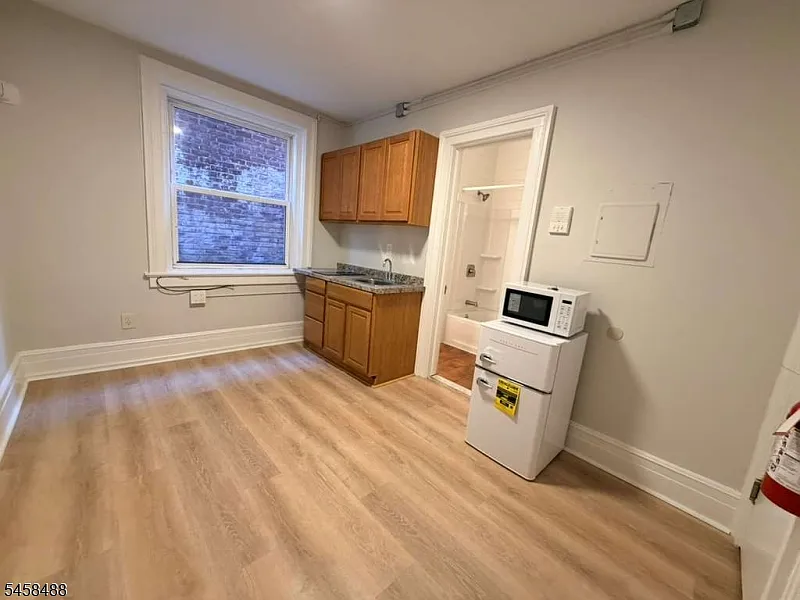 1 bed, 1.0 bath, $1,250 — Photo 3