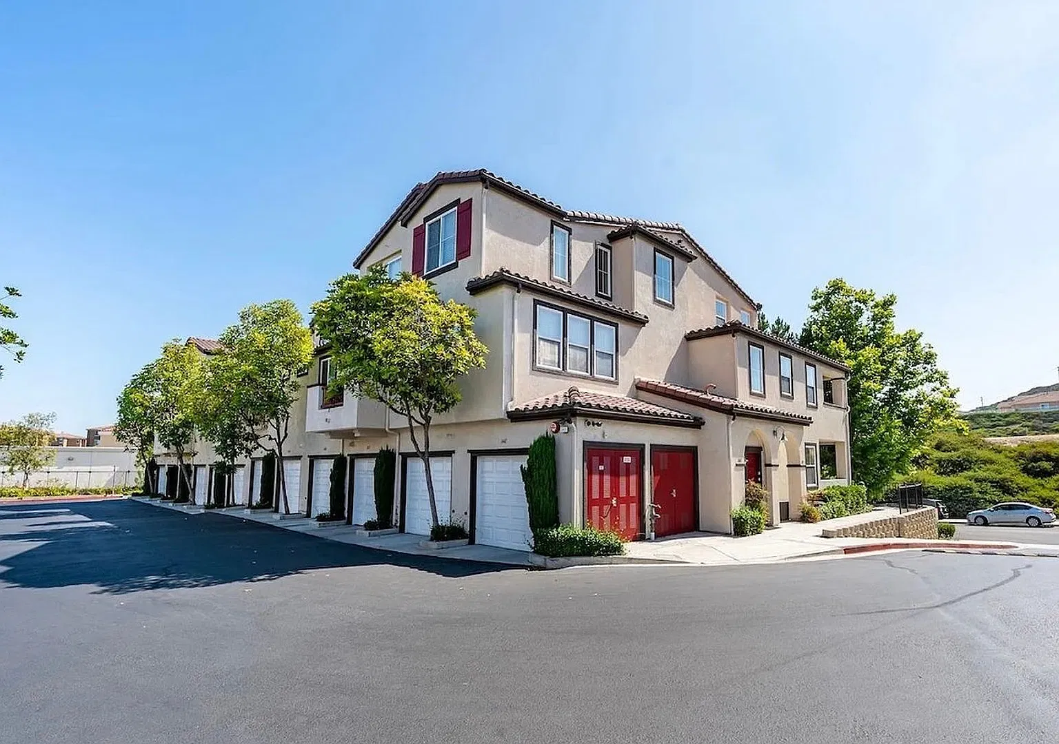 Amazing Townhouse For Rent — Photo 1