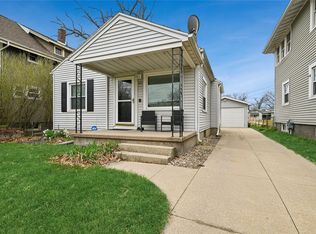 813 Oakland Rd NE, Cedar Rapids, IA 52402
