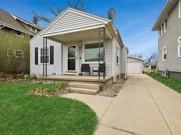 813 Oakland Rd NE, Cedar Rapids, IA 52402