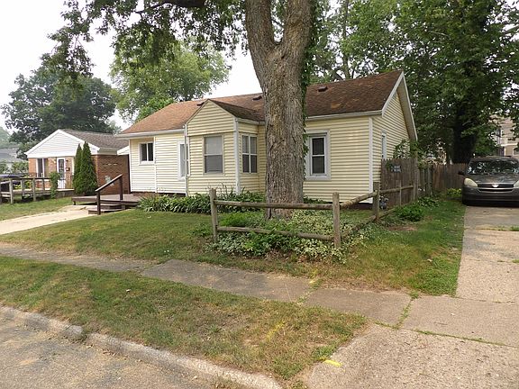 3rd image of 921 Burns St