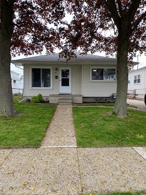 1st image of 835 Cora St