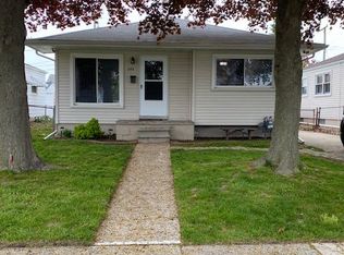 835 Cora St, Wyandotte, MI 48192