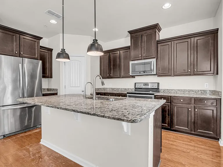 1034 Livingstone Ln — Photo 5